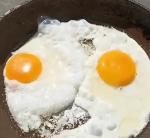 ¿Huevos pegados a la sartén? ¡Nunca más! ESTE truco secreto resolverá tu problema