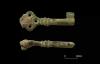 In Großbritannien wurde ein mittelalterlicher Schlüssel aus dem 14. Jahrhundert entdeckt, der sich immer noch im Schloss drehte; siehe Bilder