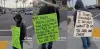 Madre obliga a su hijo a usar un letrero en una calle concurrida debido a su conducta