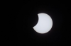 Az Űrállomás űrhajósa LÁVÁNYOS felvételeket készít a gyűrű alakú napfogyatkozásról; néz