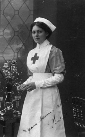 Violet Jessop är en kvinna som överlevde förlisningen av Titanic- och Olympic-skeppen.