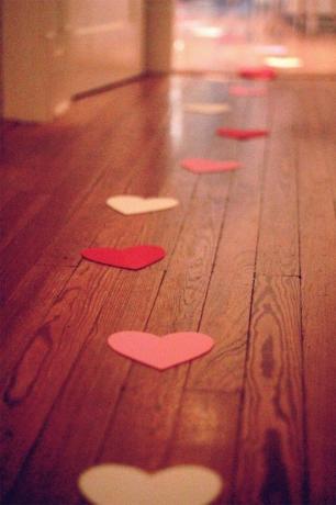 Popierinės širdelės ant grindų 