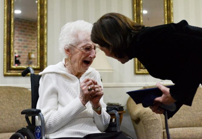 97 år gammel kvinne tar diplom