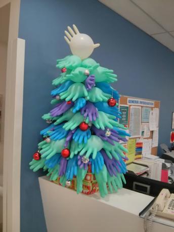 Vianočný stromček vyrobený z nemocničnej rukavice