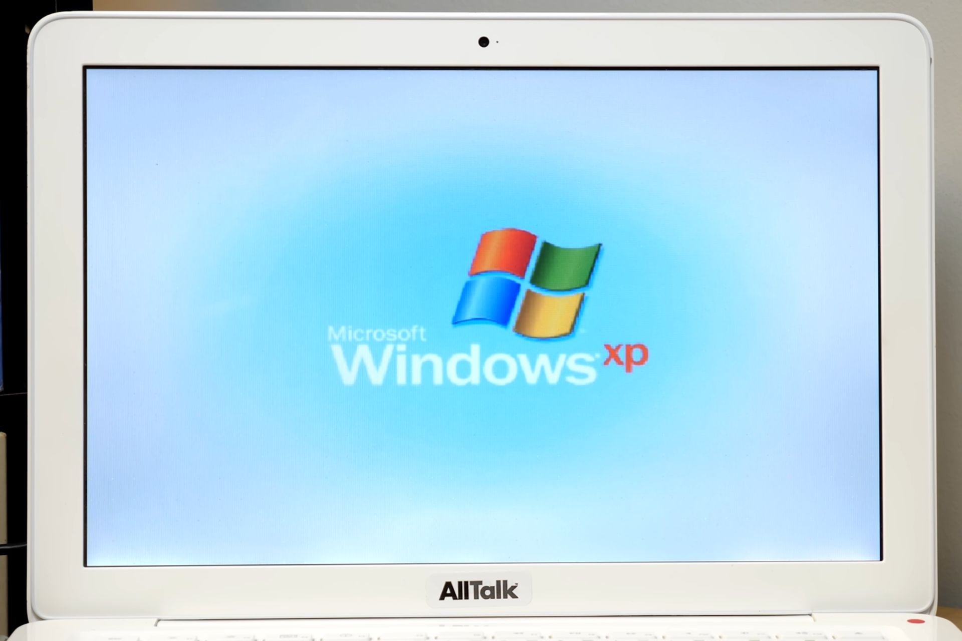 YouTuber запустил Windows XP на старом сенсорном MacBook и сыграл в Half-Life тоже
