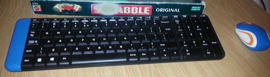 Oui, je garde mon ordinateur portable sur une vieille boîte de Scrabble...