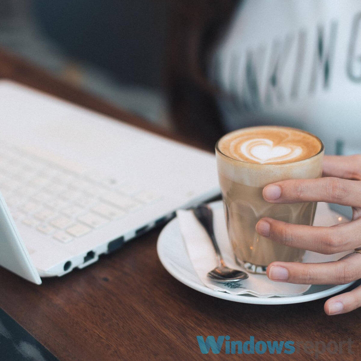 ユーザーとコーヒーのあるノートパソコン - VMwareで仮想マシンを削除する方法