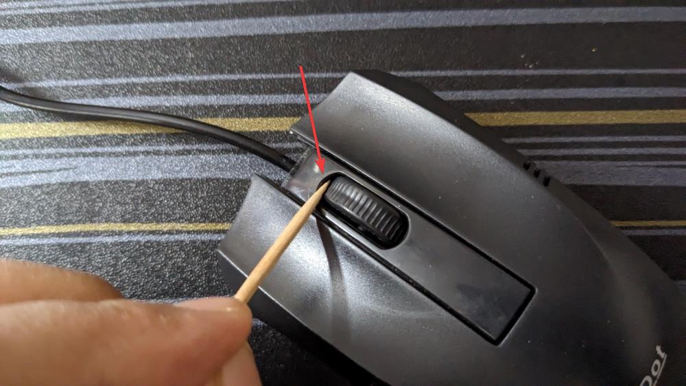 Comment nettoyer la molette de défilement de la souris